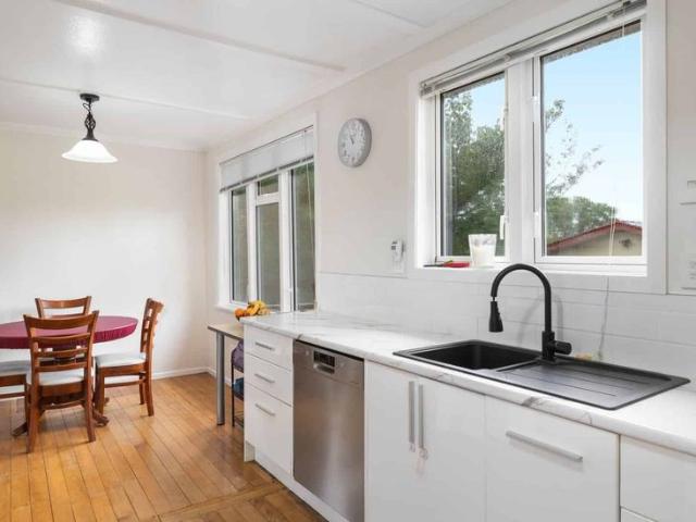 Spacious Family Retreat with Established Gardens
