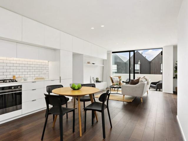 SPACIOUS FOUR BEDROOM TOWNHOUSE IN ISLAND BAY