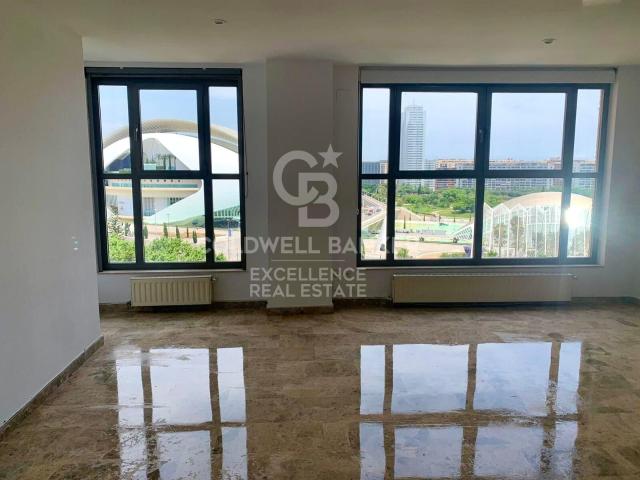 Spacious flat with unobstructed views in the City of Arts and Sciences