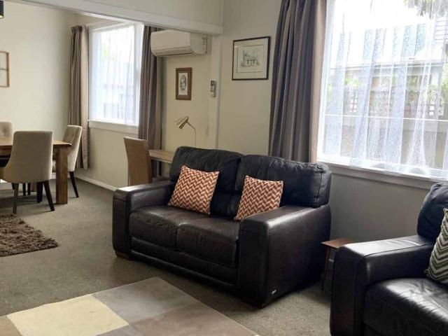 Spacious fully furnished bungalow very handy to the inner city!