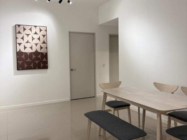 SPACIOUS Fully furnished MIDDLE bedroom for FEMALE is available for viewing Now!
