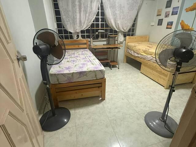 Spacious & Furnished Common room Woodlands Circle No Air Con