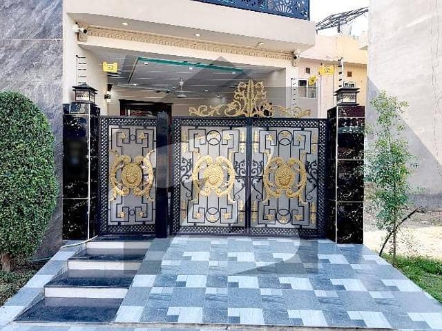 Spacious Good Location House Is Available In Central Park Block AA For sale