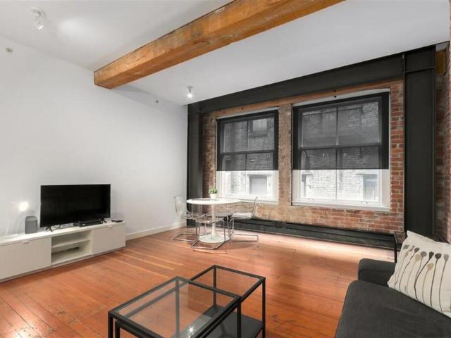 SPACIOUS HERITAGE LOFT IN GASTOWN LOCATED on WATER ST