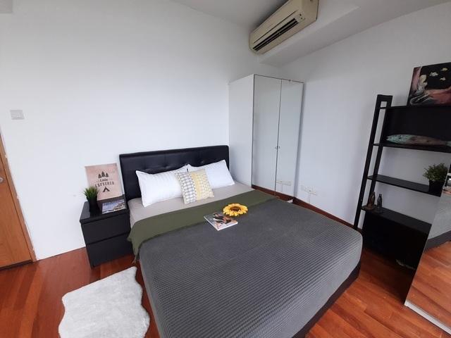 Spacious high floor Queen room @ central business district Marina View