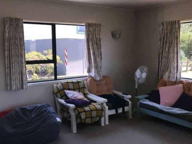 SPACIOUS HOME ON SUNNYNOOK RESERVE