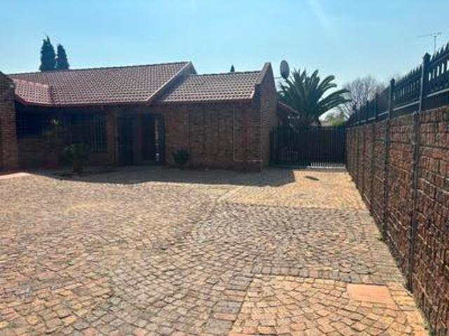 spacious home in laurence road dalpa.