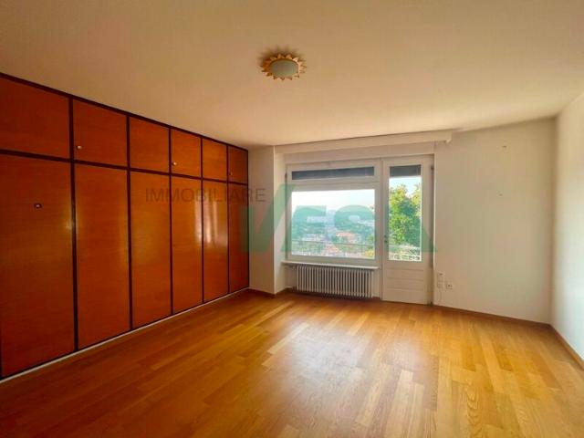 Spacious house with 3 flats of diffenerent sizes and wonderful view | dreamo. Ch