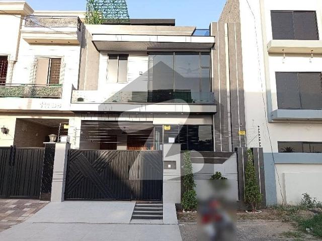 Spacious House Is Available For sale In Ideal Location Of Central Park Block A1