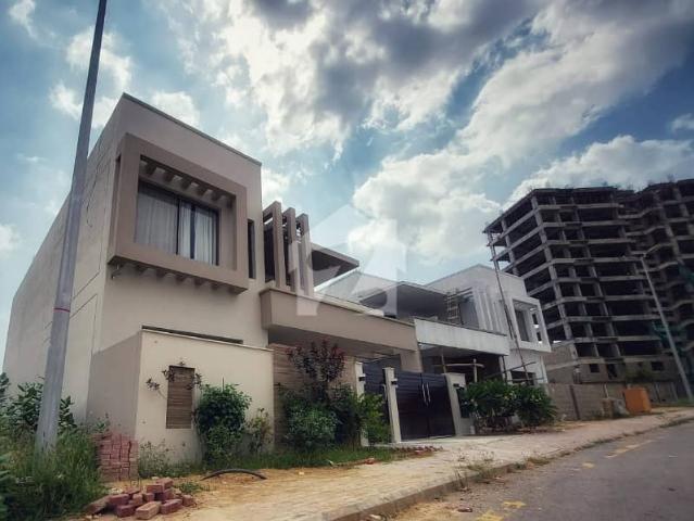 Spacious House Is Available For Sale In Ideal Location Of Bahria Town Precinct 8
