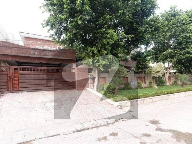 Spacious House Is Available For Sale In Ideal Location Of Green Avenue
