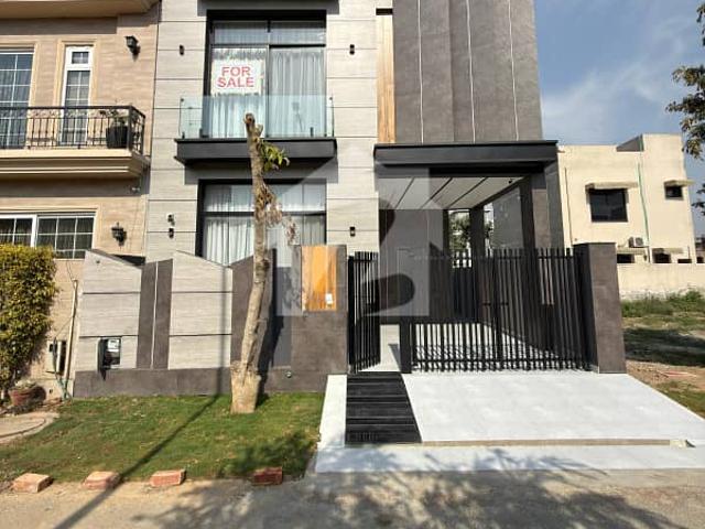 Spacious House Is Available For Sale In Ideal Location Of DHA 9 Town Block B