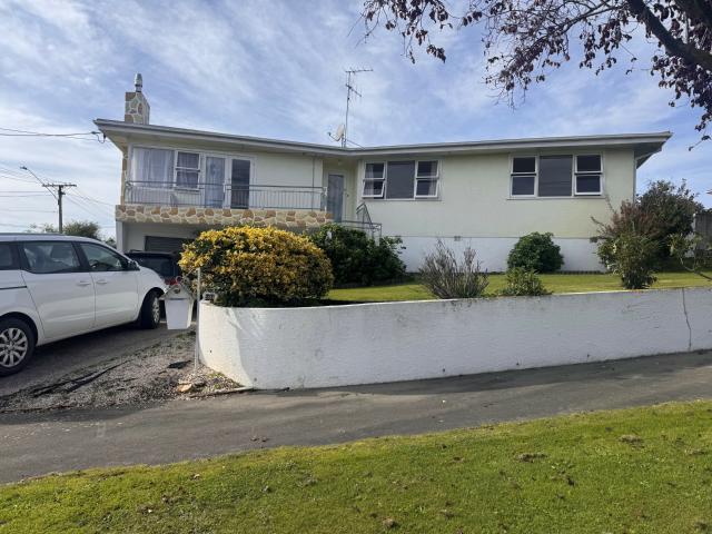SPACIOUS IN HOLMES HILL