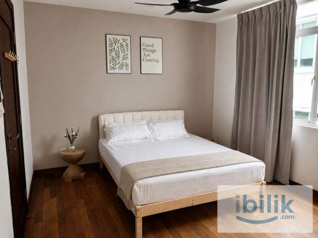 Spacious Landed Cozy Large Bedroom For Rent At Gelugor Penang