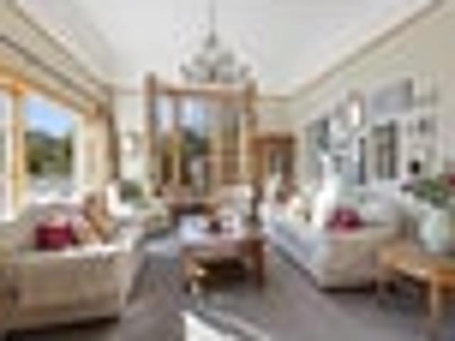 Spacious, large family Villa in Wadestown