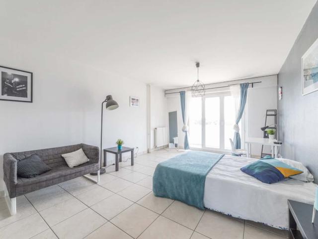 Spacious luminous room 24m²