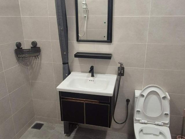 Spacious Master Bedroom with Balcony & Ensuite Bathroom – SS2, Petaling Jaya