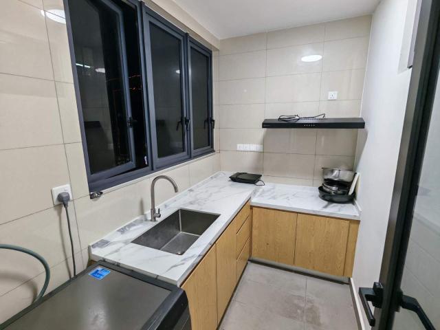 Spacious Master Room Sunway Velocity | Walk to MRT Maluri