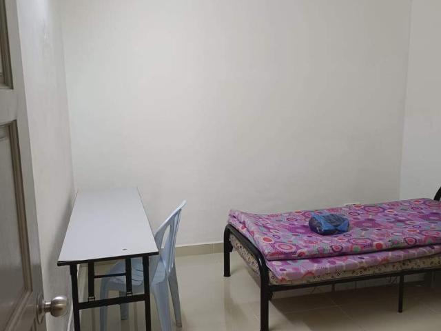 Spacious Medium Room For Female @ Kelana Jaya SS5A
