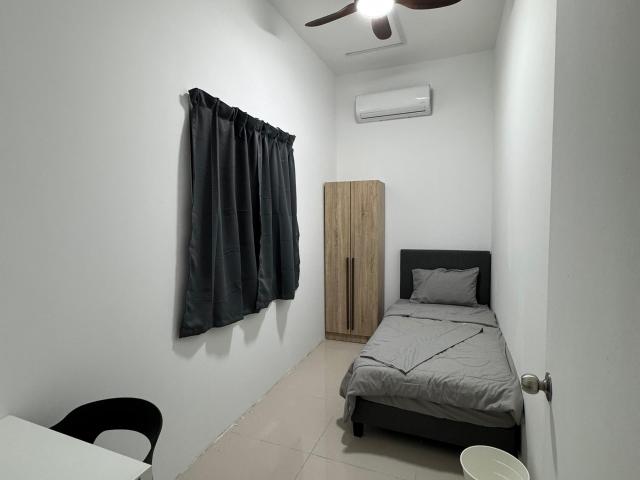 Spacious Medium Room For Rent Koi Kinrara