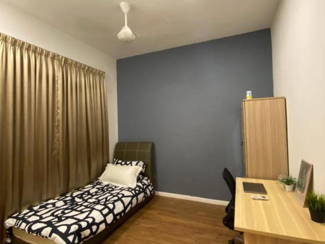 ✨Spacious Middle Room with Free Utilities for rent right beside KDU College!