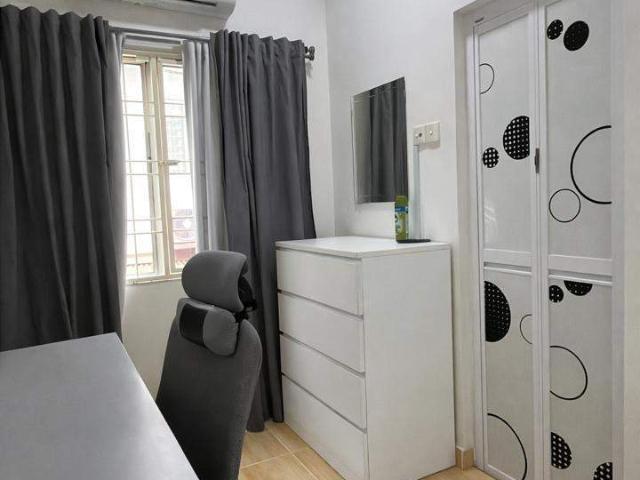 Spacious middle room at USJ in a FEMALE only house