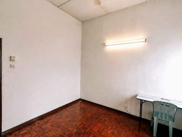 Spacious Middle Room @ Kelana Jaya Near Kelana Jaya LRT