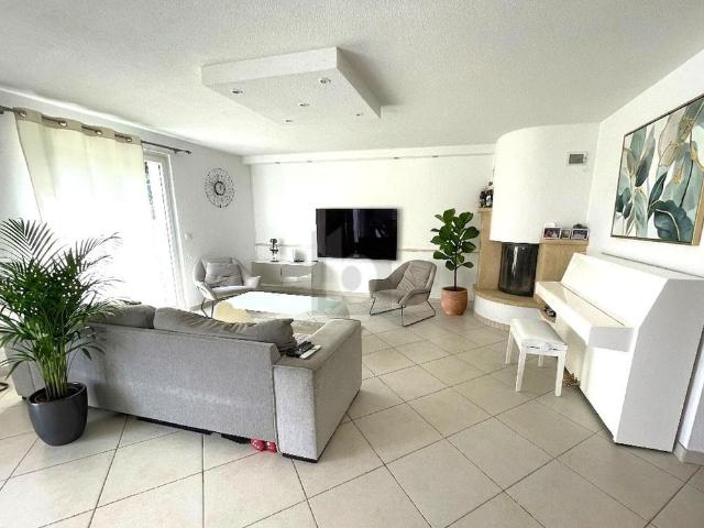 SPACIOUS, MODERN AND LARGE GARDEN WITH 3 TERRACES