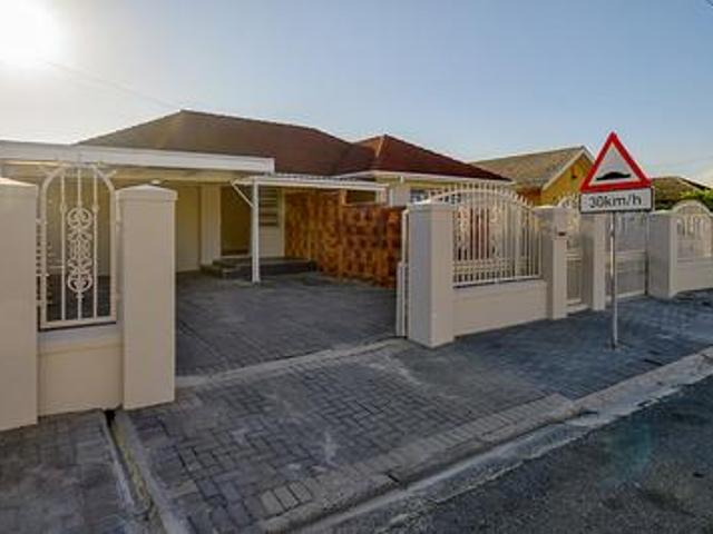 spacious, modern newly renovated fam.