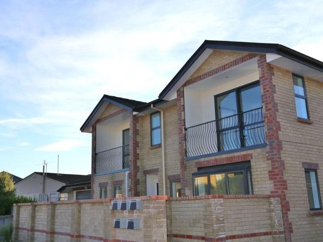 Spacious Modern Three Bedroom Townhouse on George St – Available Now