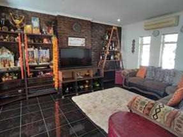 Spacious Multi Home Haven with Poolside Living in Brackenhurst