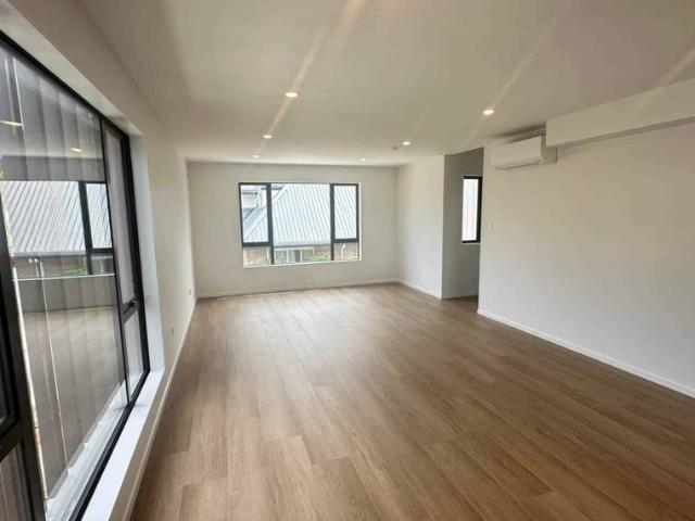 Spacious new built in Pakuranga