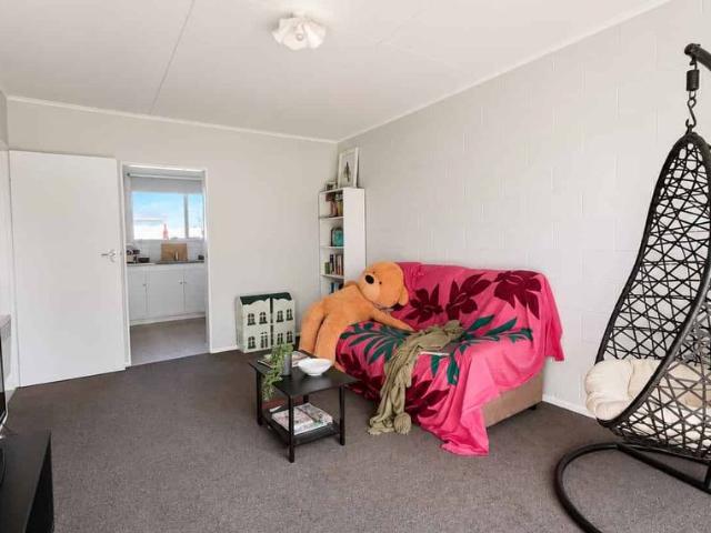 Spacious One Bedroom Unit with Off Street Parking