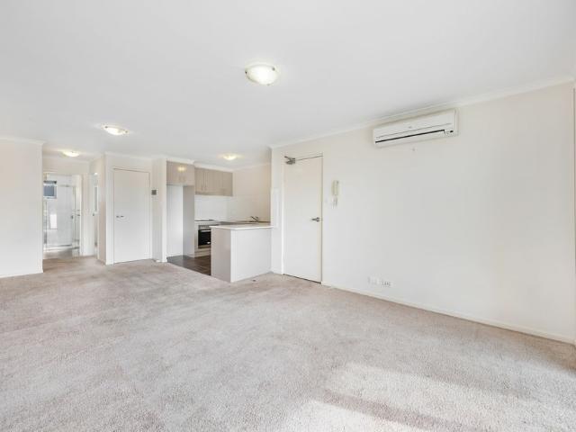 Spacious One Bedroom Apartment Steps From Light Rail