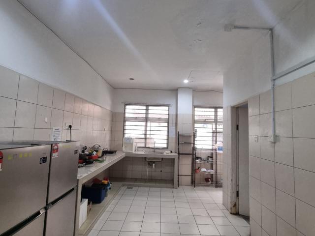 Spacious Parking Space ‼️ingle Room at Bandar Puchong Jaya with Aircond