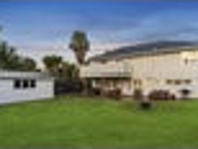 Spacious Peninsula Family Living with Orchard