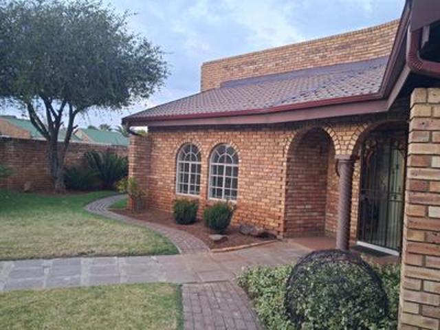 spacious pet friendly 3 bedroom fami.