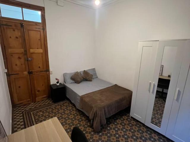 Spacious private room in apartment close to Drassanes metro station