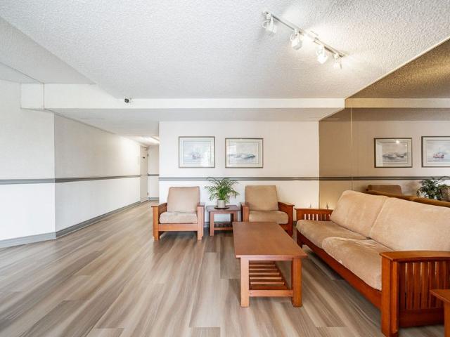 Spacious Renovated 2 Bed / 2 Bath Condo at Admiral’s Walk in Broadmoor