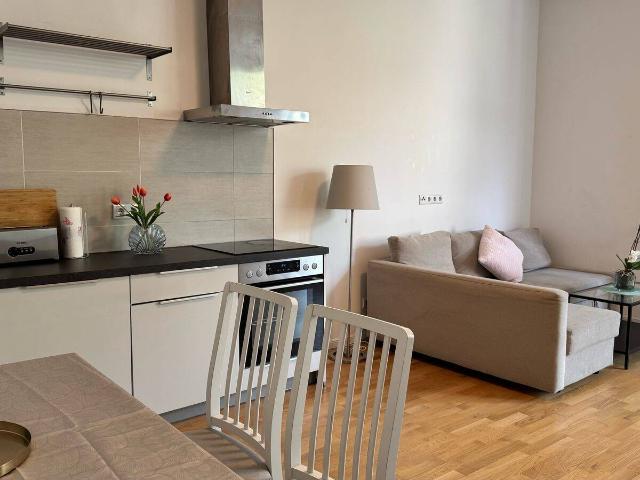 Spacious & Renovated Altbau Apartment in the Heart of Kreuzberg Empty!
