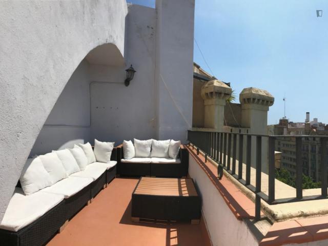 Spacious room for rent in 13 bedroom apartment in Sant Gervasi