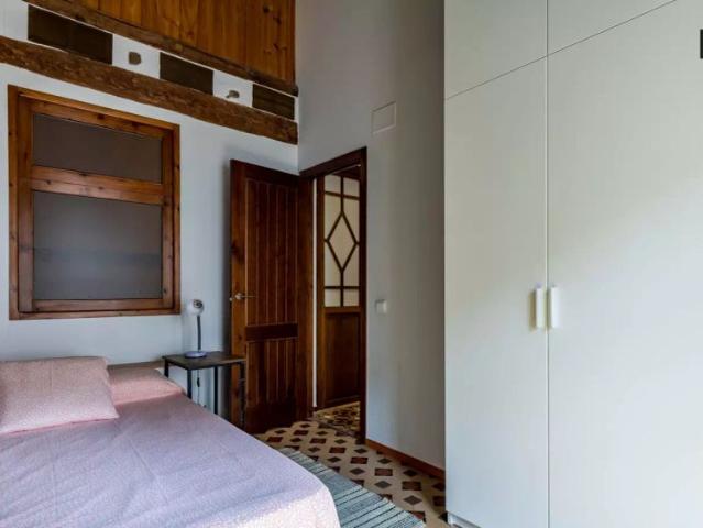 Spacious room for rent in 4 bedroom apartment in Extramurs