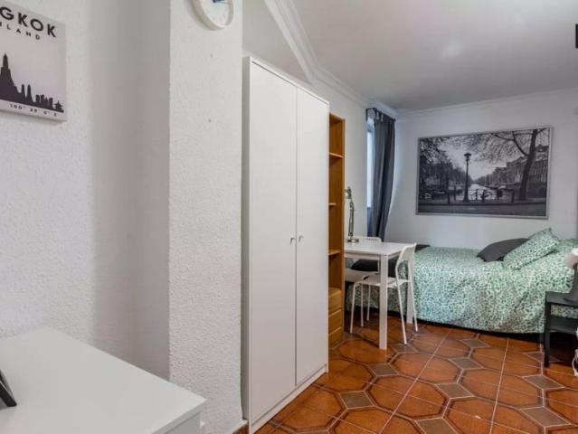 Spacious room for rent in 5 bedroom apartment, Benimaclet