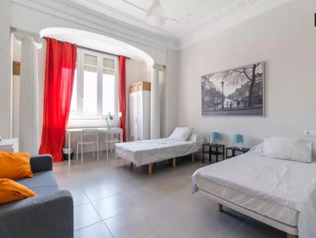 Spacious room for rent in 5 bedroom apartment in L'Eixample