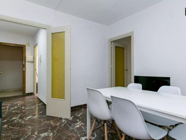 Spacious room for rent in 5 bedroom apartment in Ronda