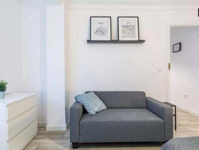 Spacious room for rent in 5 bedroom apartment, L’Olivereta