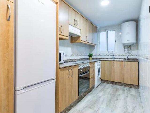 Spacious room for rent in 5 bedroom apartment, L’Olivereta