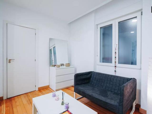 Spacious room for rent in 7 bedroom apartment in Prosperidad, Madrid