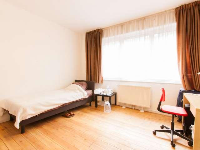 Spacious room in apartment in Saint Guidon, Brussels