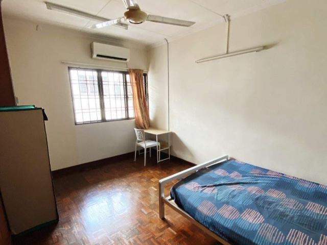 Spacious room in bandar utama‼️move in immediately with low deposit ‼️